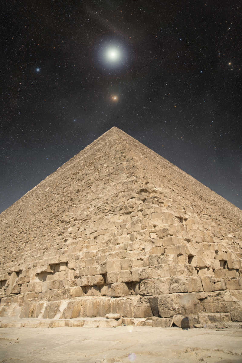 夜晚下的埃及金字塔