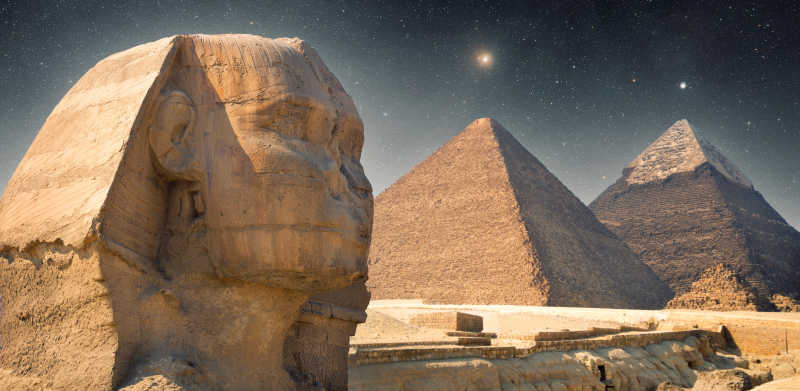 夜空下的埃及金字塔