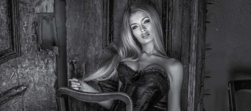 金发美女的黑白肖像