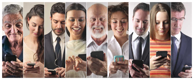 不同人物看手机微笑的标签