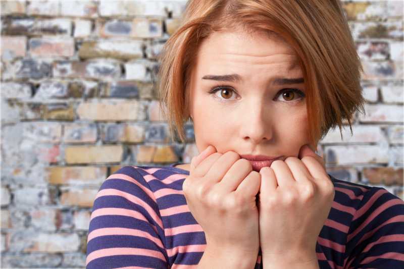 感到害怕的女孩