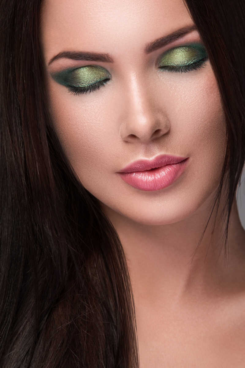 画着眼妆的漂亮女孩