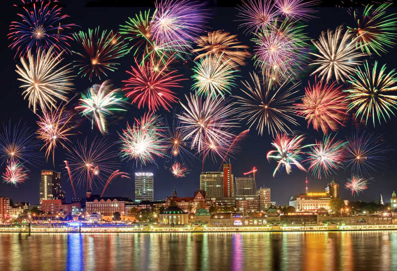 城市夜空下的美丽烟花