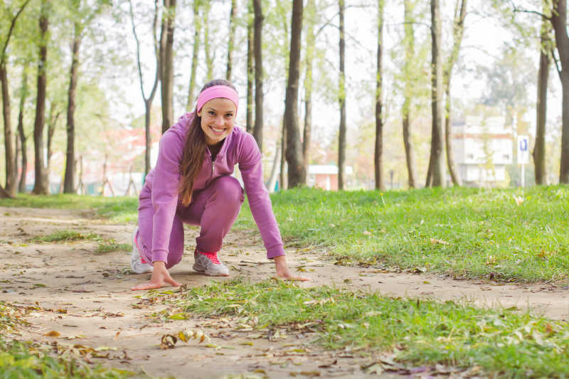 准备跑步的女孩