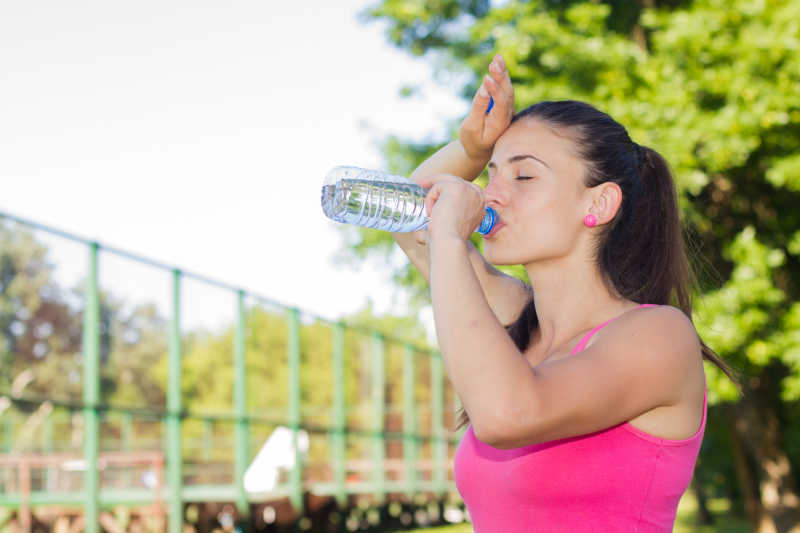 跑步之后补充水分的美女
