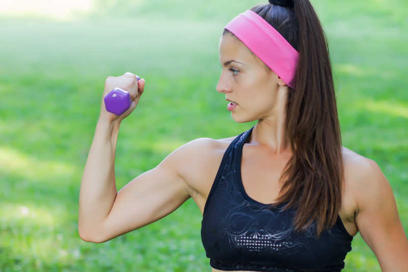 正在进行哑铃训练的美女
