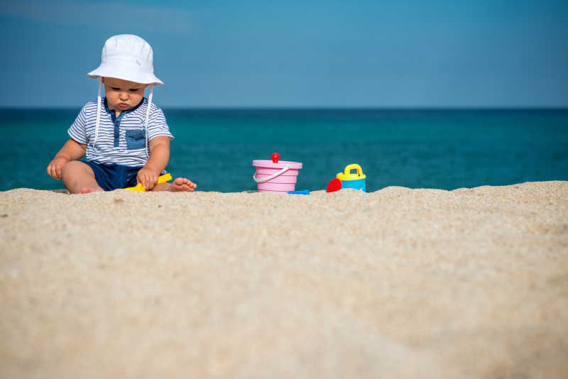 在沙滩上玩耍的小男孩