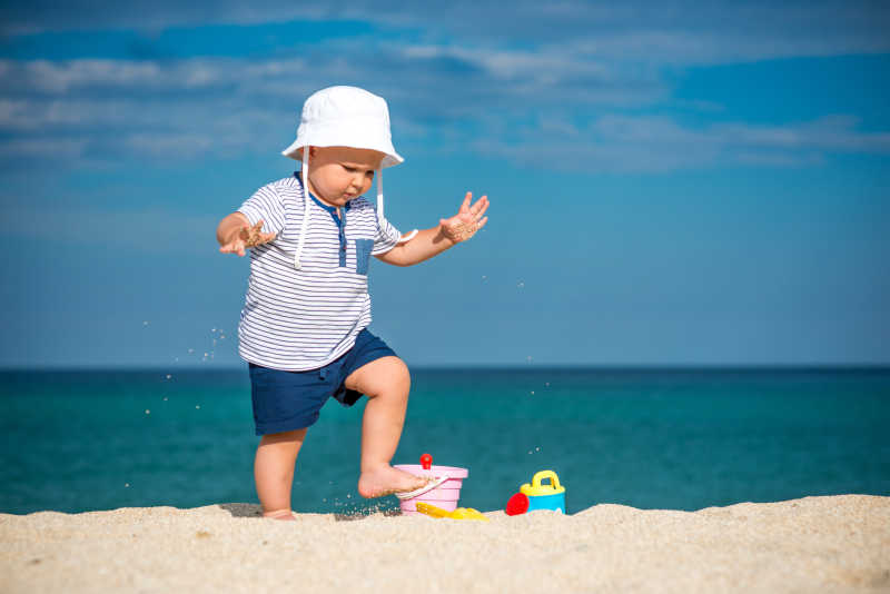 站在沙滩上的小男孩