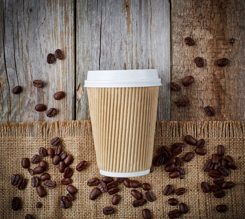 纸杯咖啡与咖啡豆