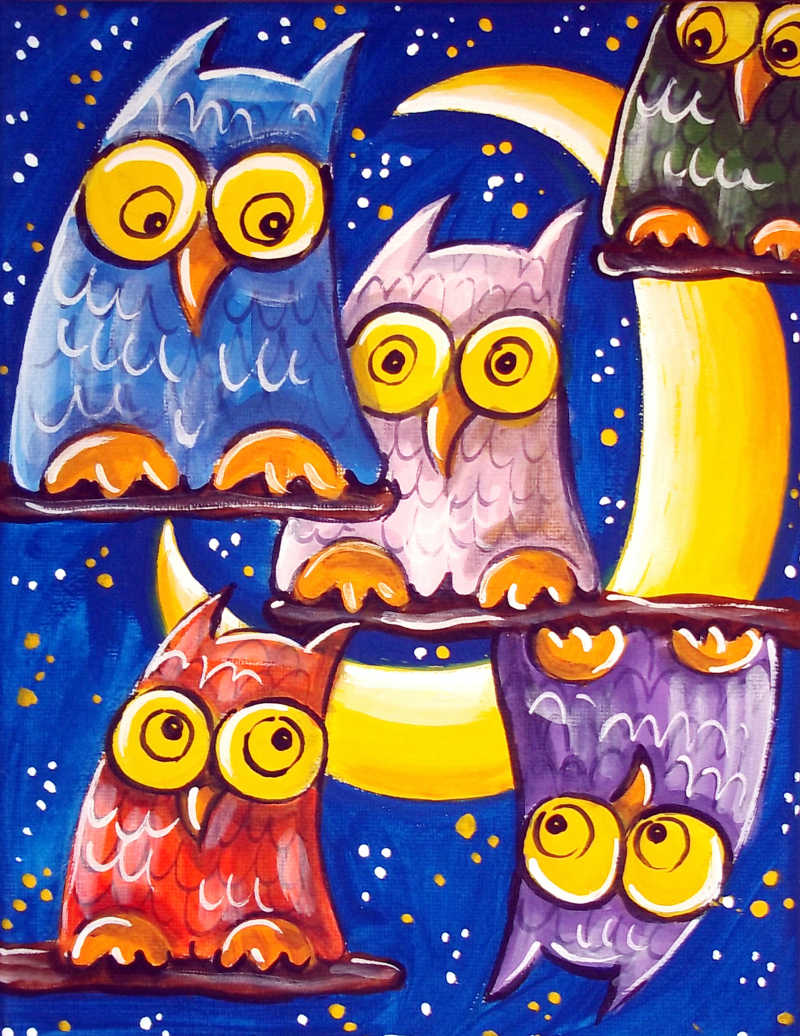 夜空下树枝上的一群猫头鹰