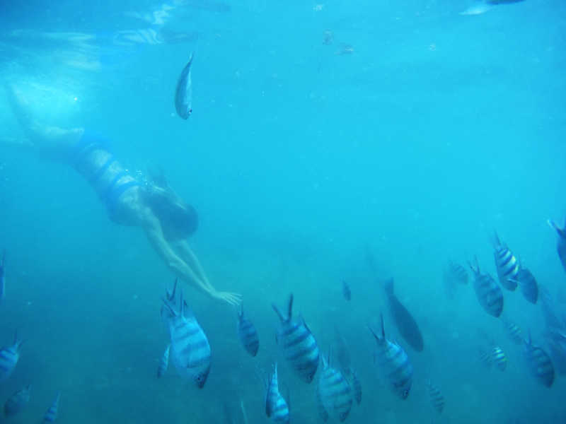 在海中浮潜的女子