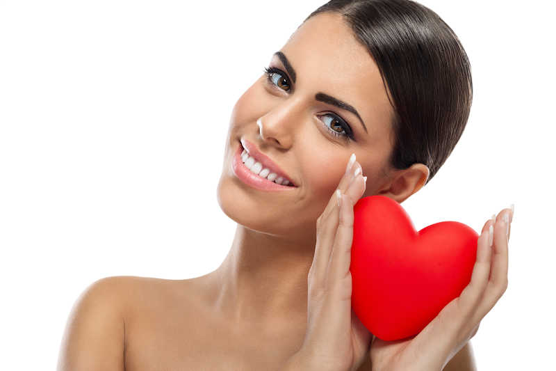 白色背景下期待爱情的侧头女子