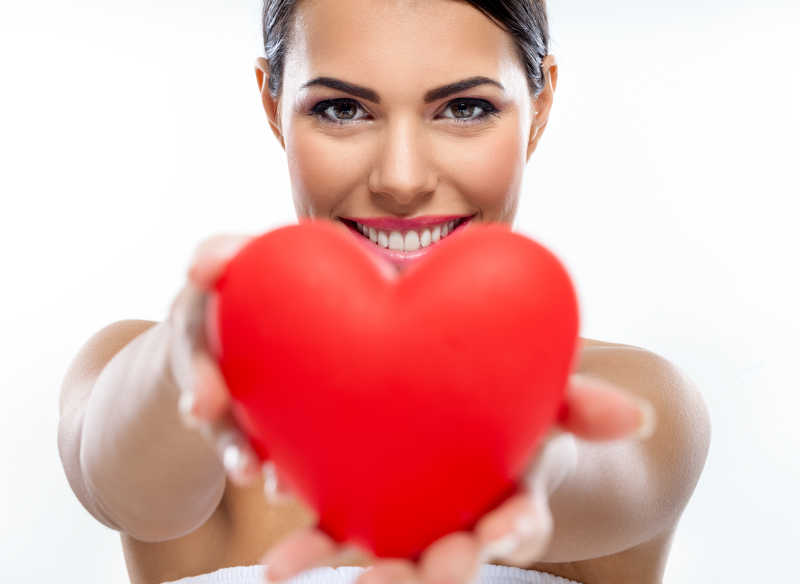 热情展示爱的年轻女人