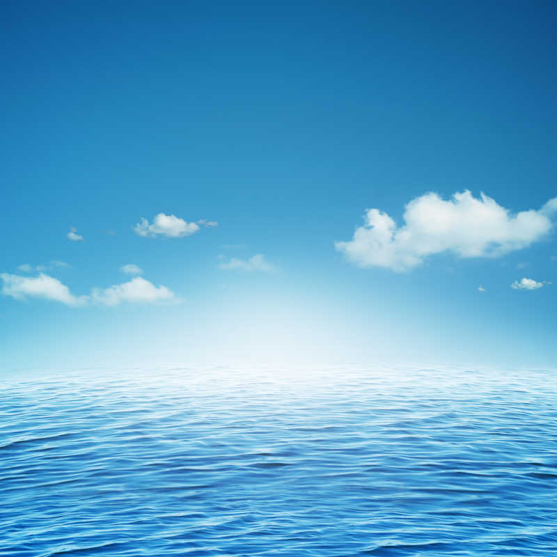 从海平面上升起的太阳