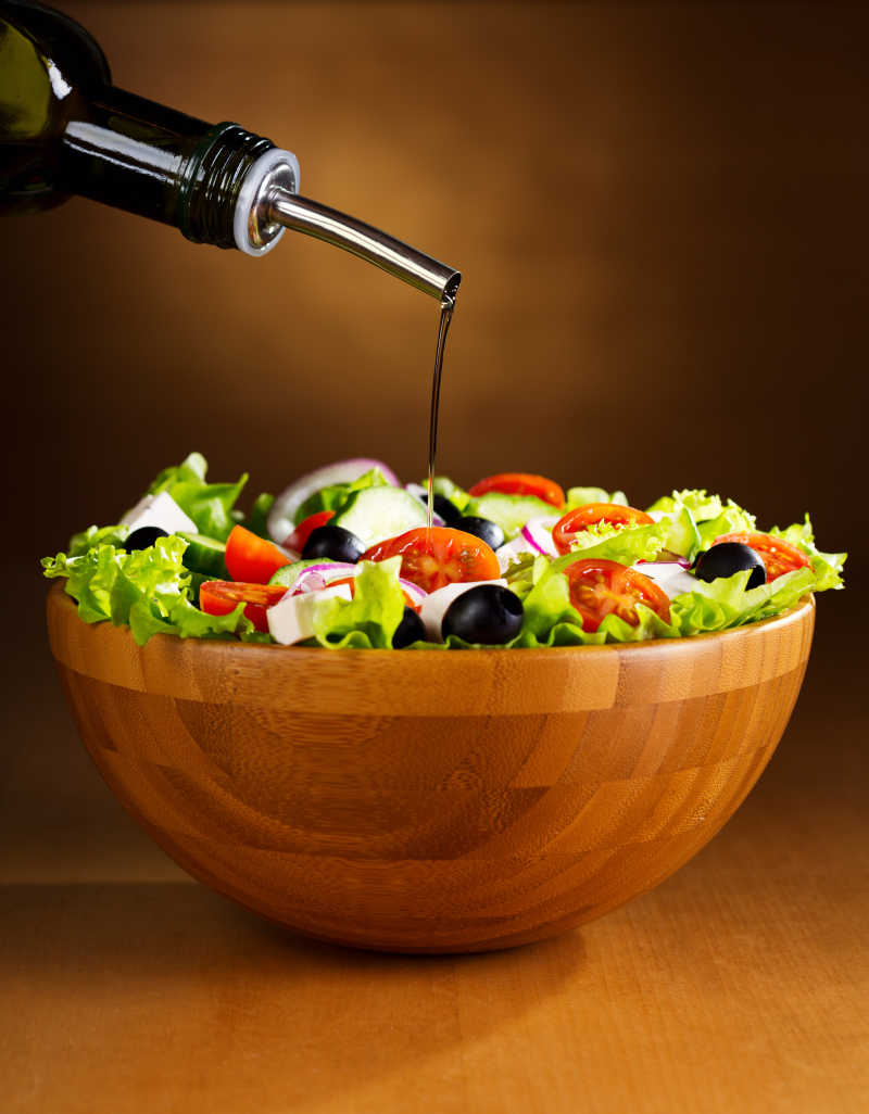 蔬菜沙拉中加入色拉油