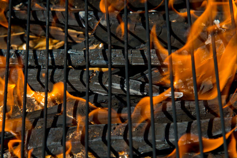 烧烤架下的木炭在燃烧