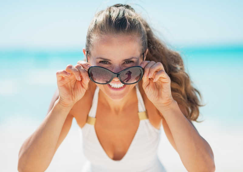 穿着泳装的面带微笑的女人