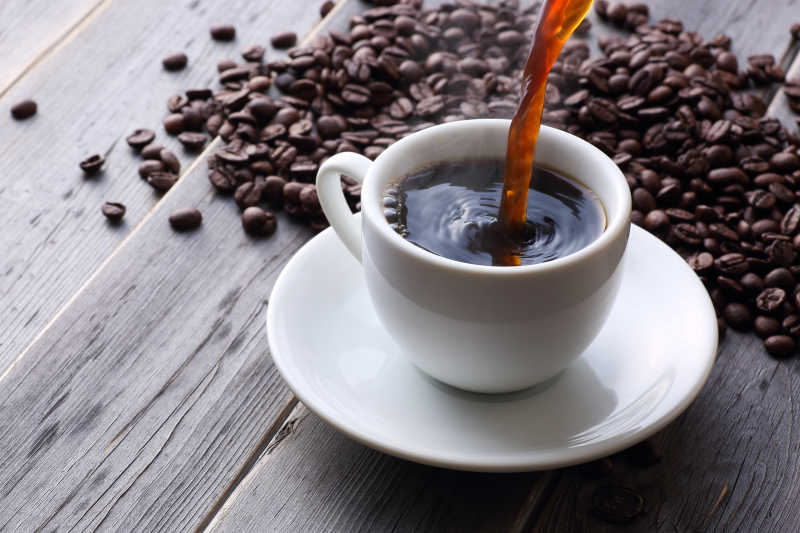 在泡充的咖啡与咖啡豆