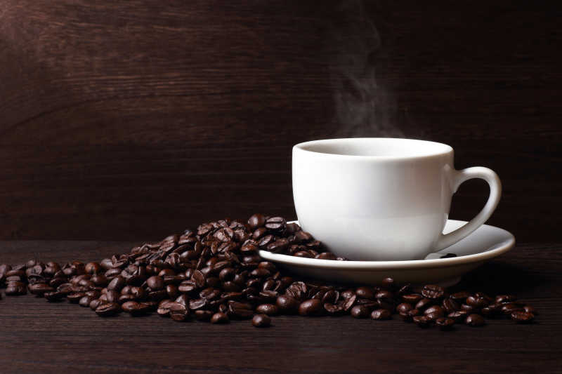 白色的咖啡杯与咖啡豆