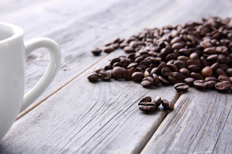 放在木制桌子上的咖啡豆