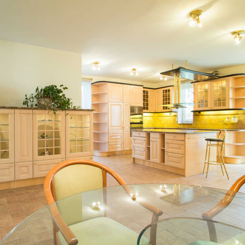 美观大气的玻璃餐桌