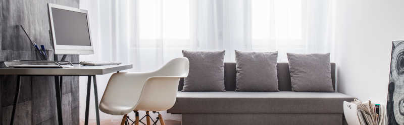 摆放有电脑和沙发的房间