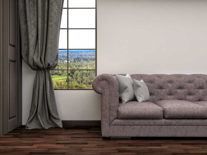 窗边的棕色布艺沙发