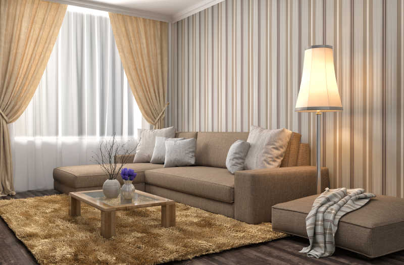 条纹壁纸房间里的棕色多人沙发