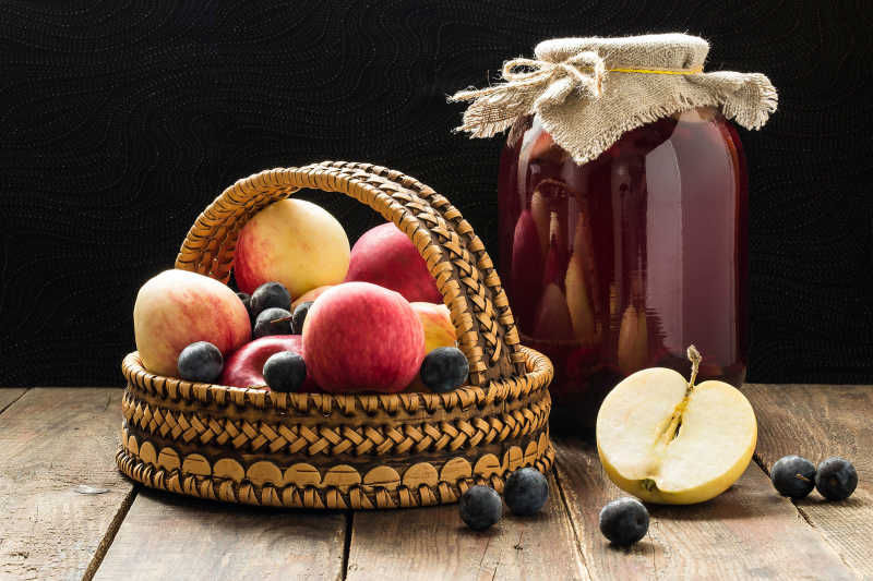 篮子里的水果和山楂罐头
