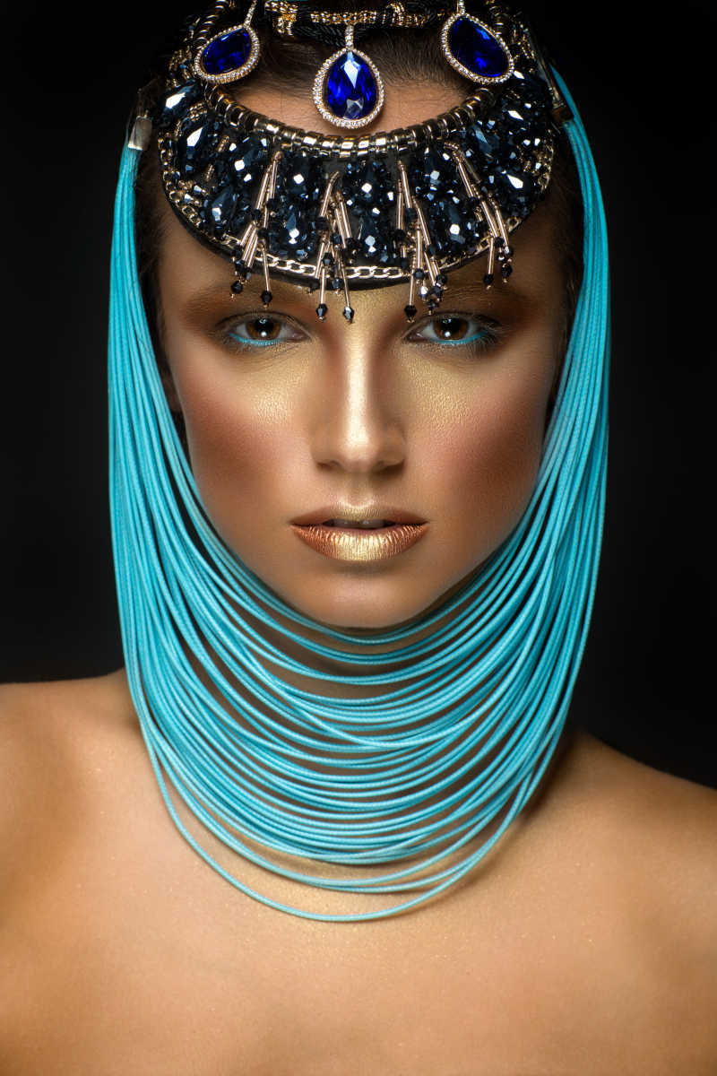 展现埃及风格的戴珠宝的年轻女子