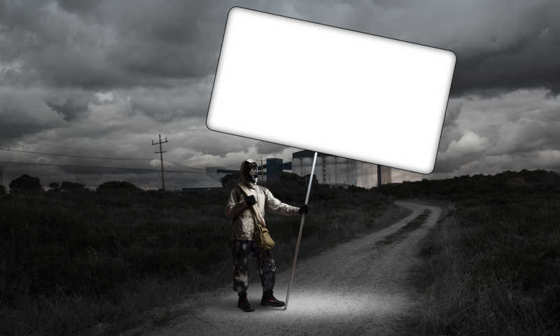 举着空白指示牌戴着防毒面具的抗议者