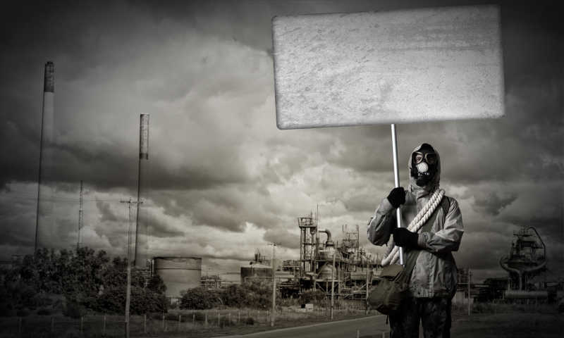 举着空白指示牌的示威者