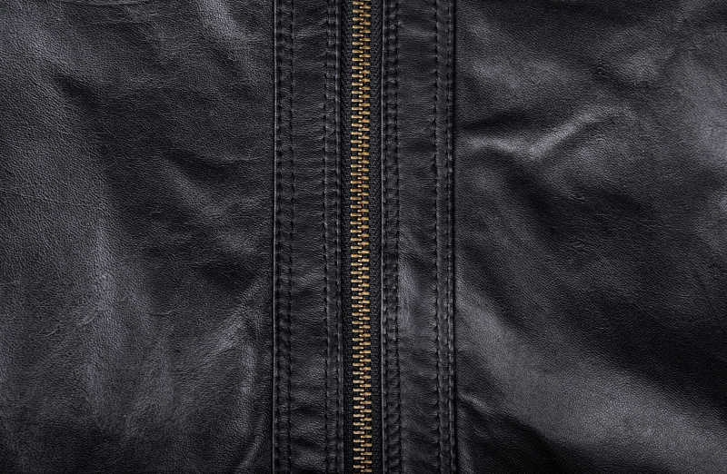 有金属拉链的黑色皮革特写