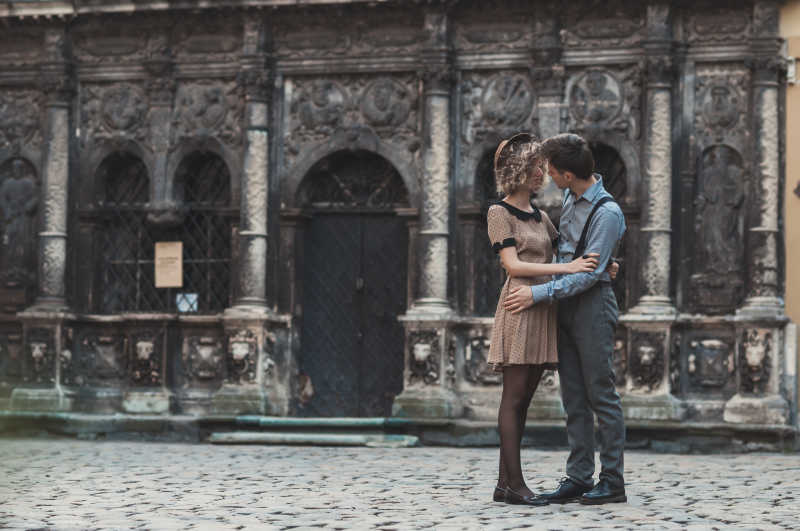 站在老城街道上的年轻情侣