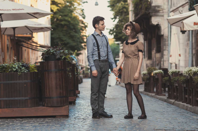 咖啡店门口的年轻情侣