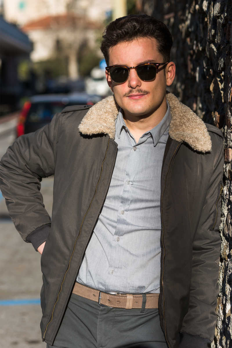 时尚男人图片-室内戴墨镜的圆寸帅哥素材-高清图片-摄影照片-寻图免费