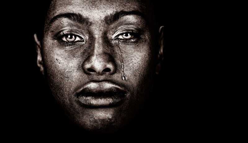 黑人哭泣悲伤图片