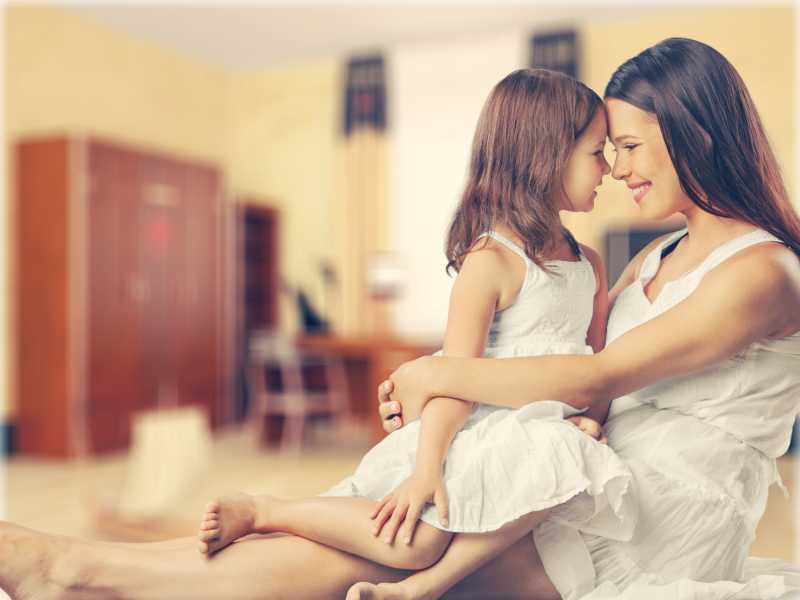 抵头相触的一对幸福的母女