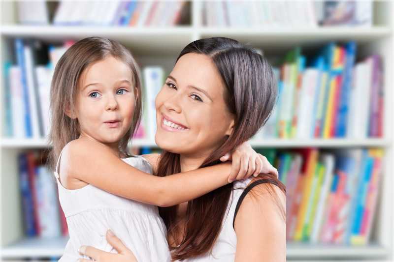 一起露出快乐微笑的母女