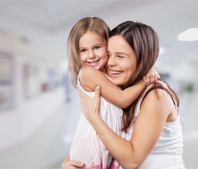 一对相互拥抱的快乐的母女