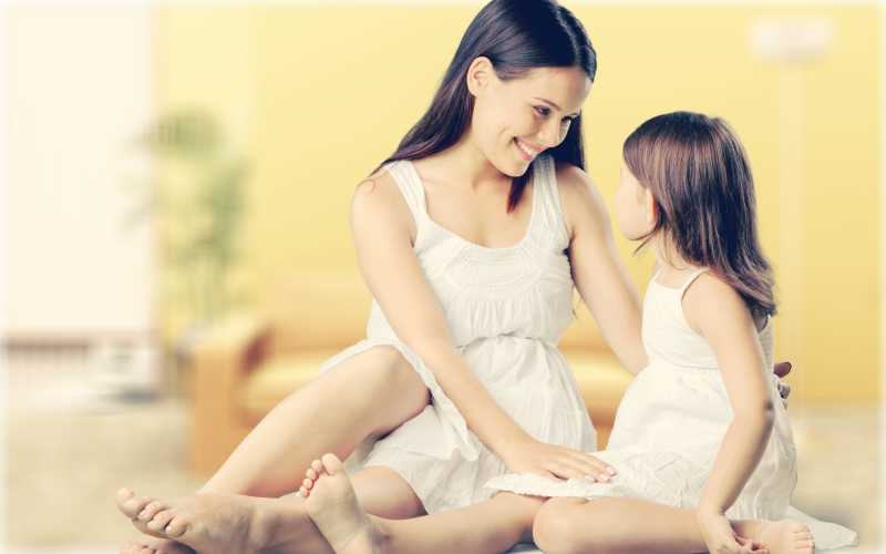 温馨对望的母女二人