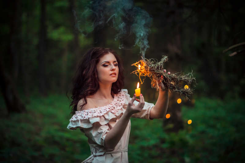 正在点蜡烛的神秘女人