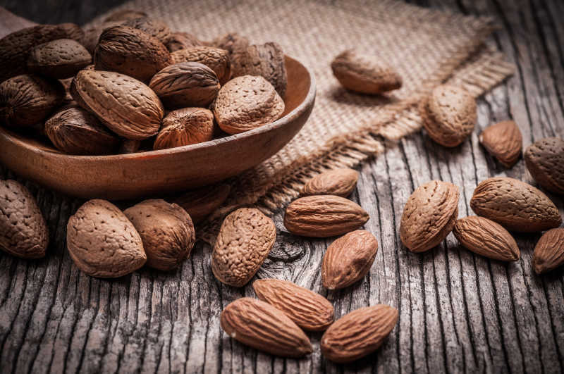 木制桌上的杏仁坚果特写