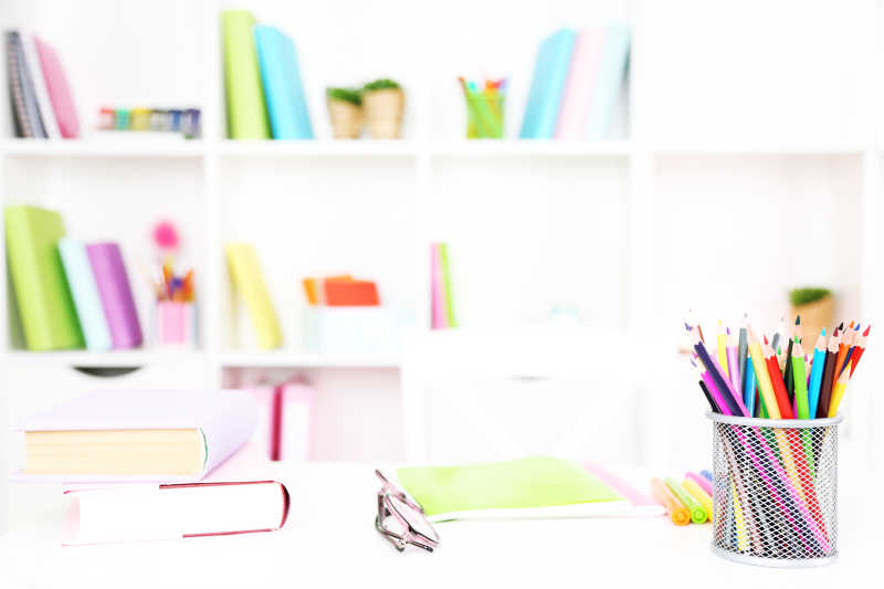 办公桌是摆放的铅笔眼睛和书