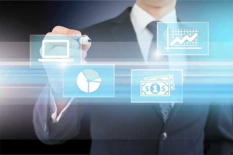 在虚拟屏幕上写字的中年男性