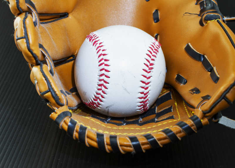 皮质棒球手套和棒球特写