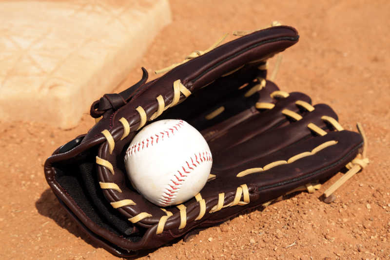 棒球手套与棒球