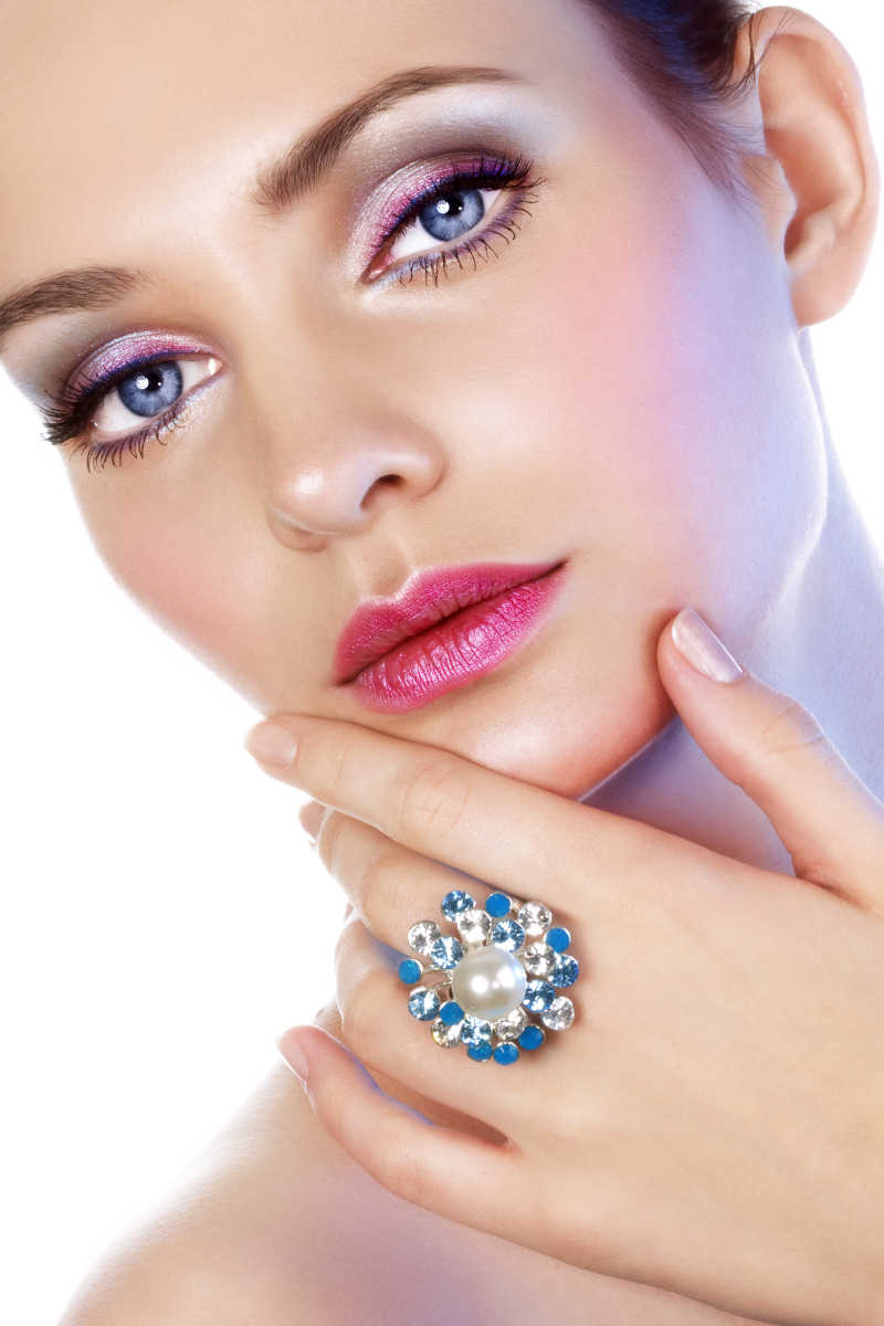 戴着戒指的美女肖像