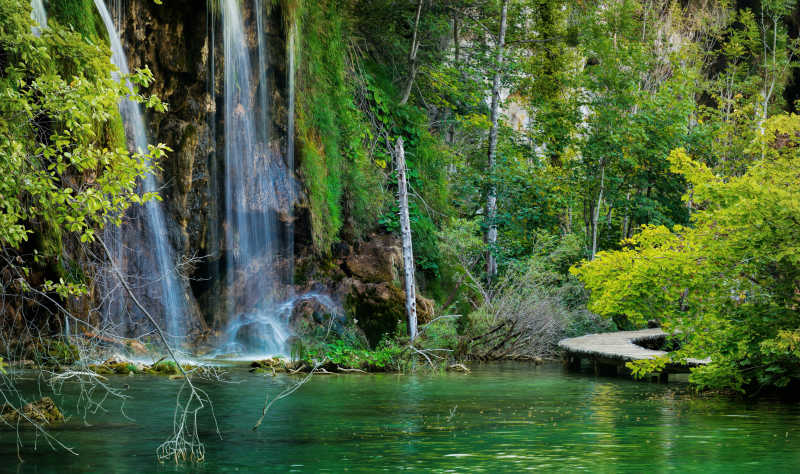 克罗地亚国家公园里的瀑布和湖心岛