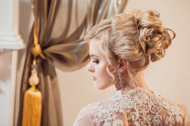 婚礼上的性感金发女郎